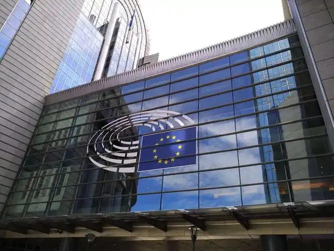 比利时布鲁塞尔是欧洲联盟的总部,布鲁塞尔大广场,于连铜像.(3)