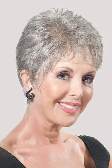 无论你是60,70还是80岁,都不妨尝试一些新的发型,展现出你独特的魅力