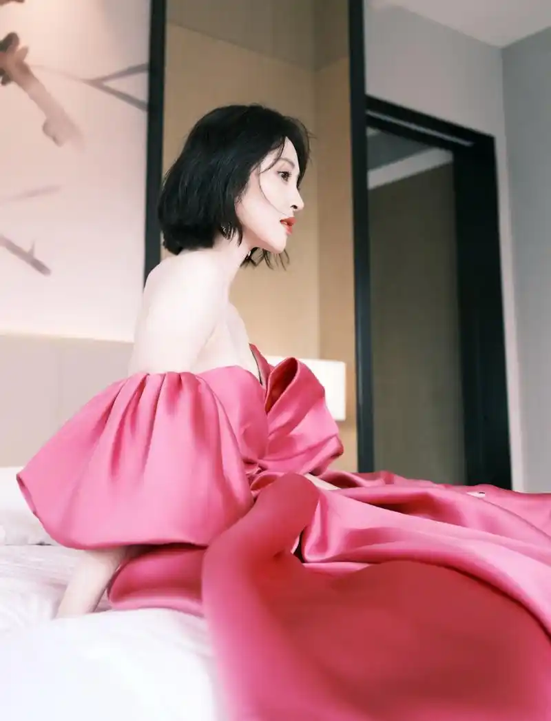 绝美瞬间!唐艺昕红色晚礼服写真大赏,优雅甜美惹人爱.