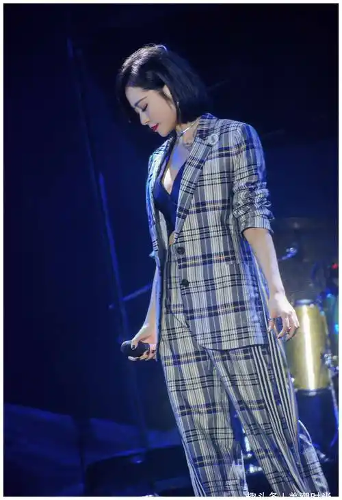 张靓颖高原飙高音,一袭格纹西装气场全开,剪了短发更有女人味了_张良