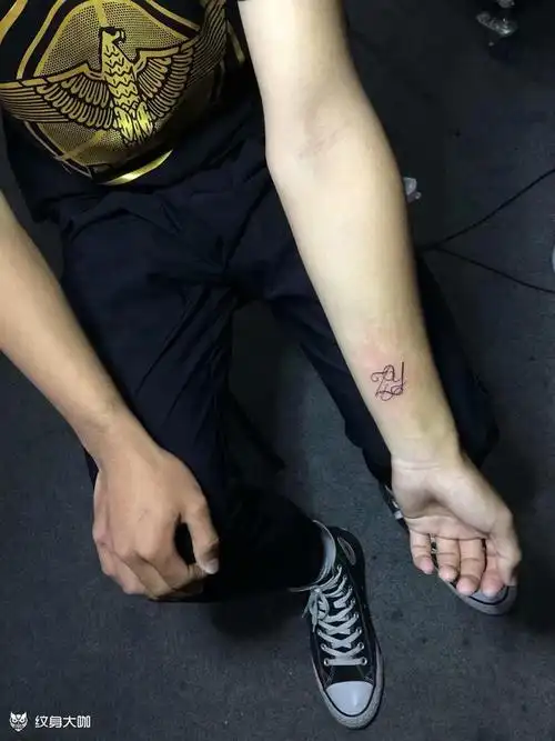 手腕字母英文_纹身图案手稿图片_首席 明哥的纹身作品集