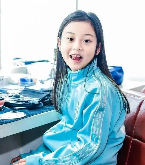 8岁甜馨登台走秀台风稳健毫不怯场李小璐全程陪同尽显母爱