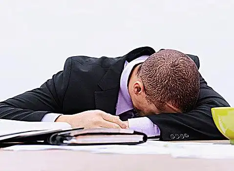 牛仔帽,低头戴红帽子的年轻女子男人,蹲,侧面,道路,汽车,低头母牛