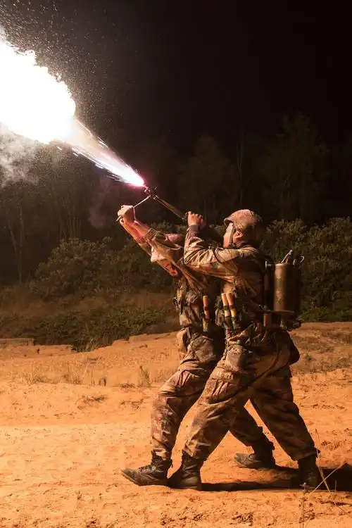 解放军火焰喷射器猛烈开火