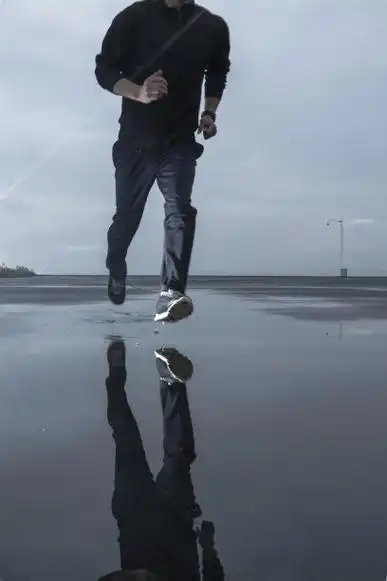 跑步 雨中照片