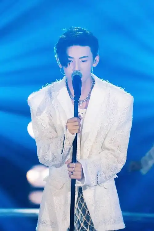 小鬼《跨界歌王》本期造型公开 白色蕾丝西装内搭渔网浪漫诠释别样