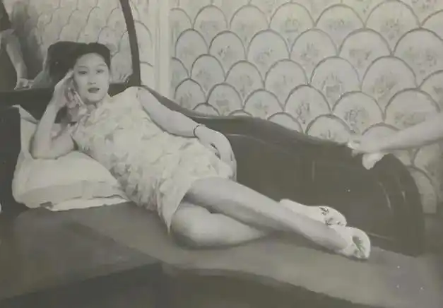 这张照片拍摄1935年,旧上海滩百乐门歌舞厅,舞女陪客人跳完舞