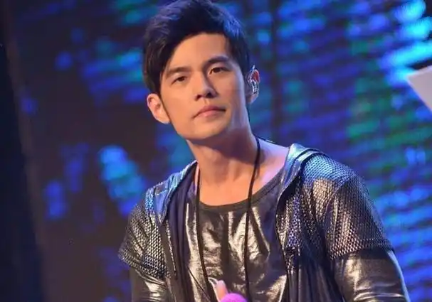 周杰伦演唱会出现抢话筒女生,女生照片被扒出,被网友骂到关评