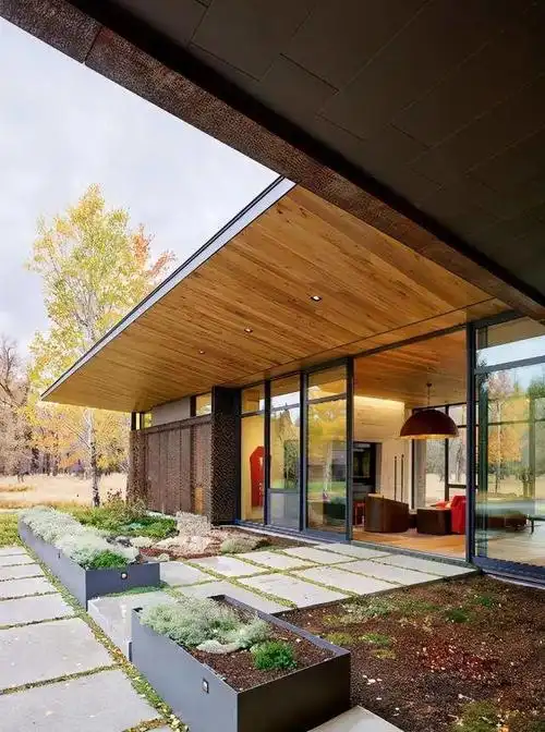 农村的大平房,装修太有品味!卧室三面玻璃,躺着看美景