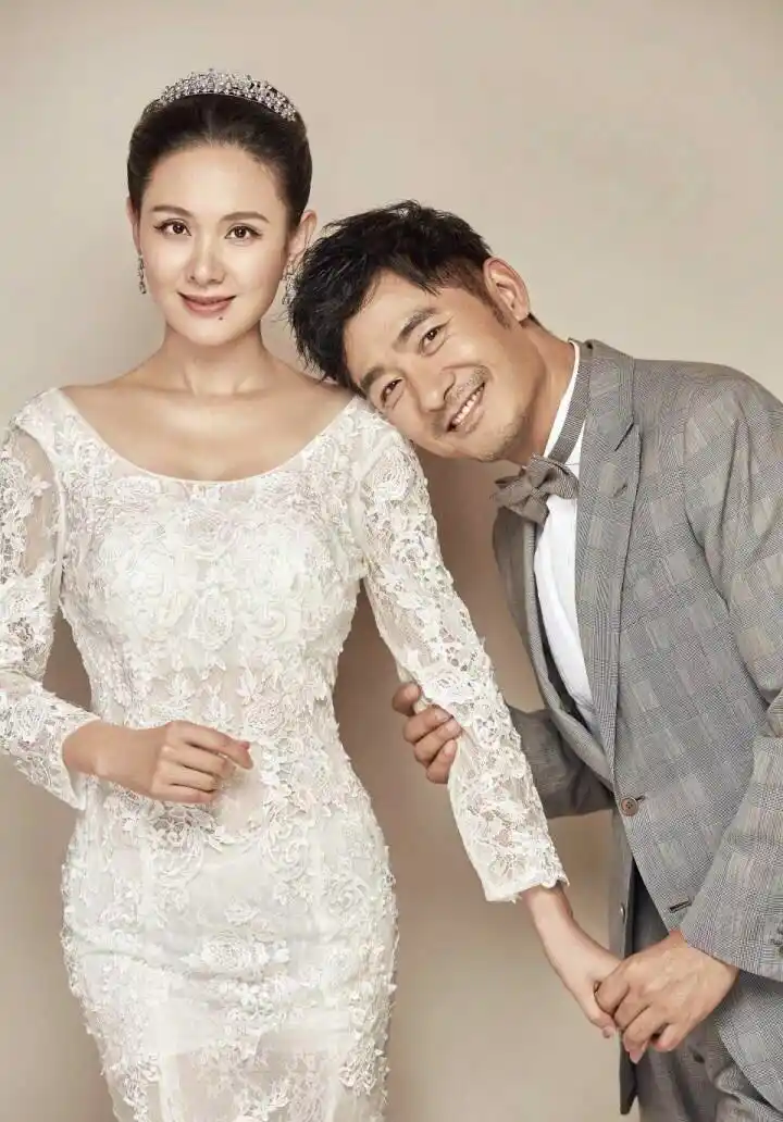 近日,在芒果tv综艺节目《妻子的浪漫旅行》中,演员郭晓东与妻子程莉莎