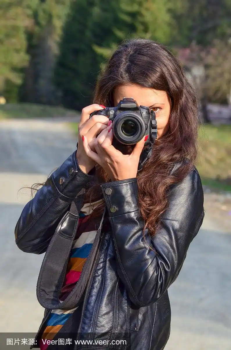 拿着单反相机的女孩