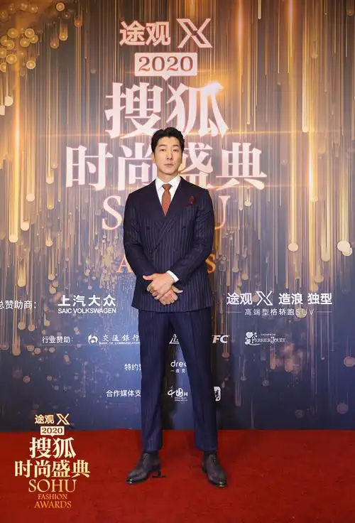 2020搜狐时尚盛典 张亮条纹西装三件套精致亮相 男模气场尽显