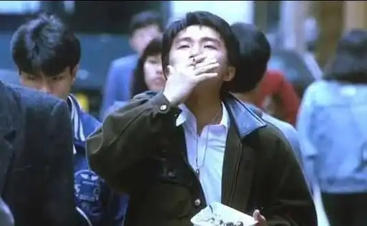 这个边吃盒饭边抽烟的镜头大家肯定不会陌生.