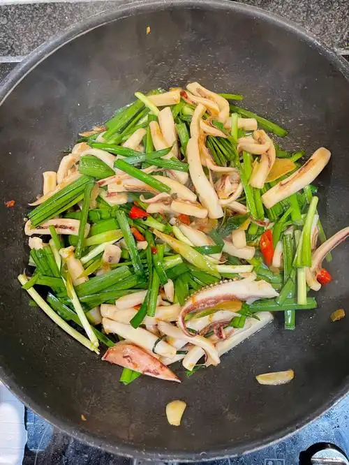 留学生菜谱韭菜炒鱿鱼鲜嫩爽口