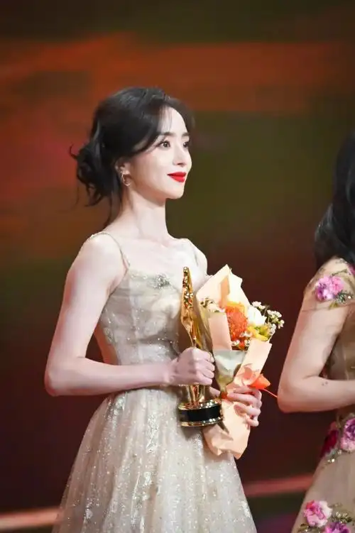 想知道胡冰卿的口红色号#微博之夜红毯