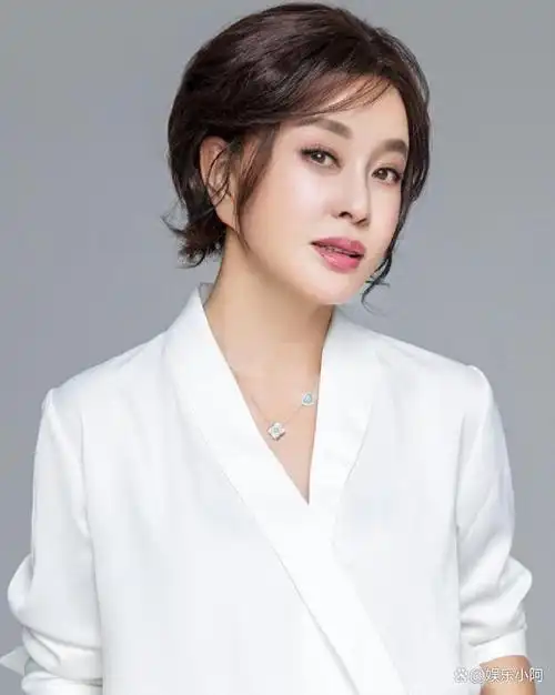 来看"70岁"刘晓庆近照!虽然岁月无法留住年岁,但可以保养美丽