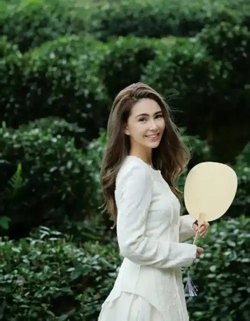 周杰伦晒了老婆昆凌的美照身穿白色裙子杭州品茶