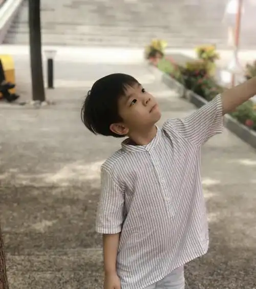 杜江晒儿子嗯哼近照仰头望天萌萌哒白白嫩嫩帅到掉渣