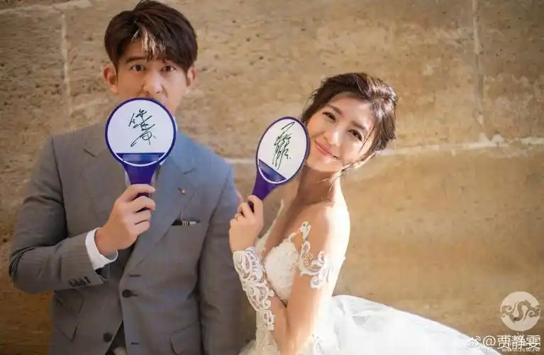 贾静雯再晒婚纱照秀幸福 与老公挽手漫步