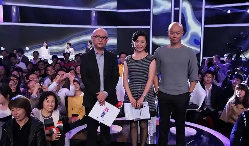 回归生活,彰显知性女性本色黄菡不仅是《非诚勿扰》的知名情感导师