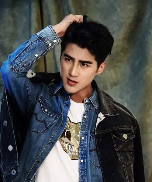 10快男姜潮宣布老婆麦迪娜二胎得女母女俩同一天生日太神奇