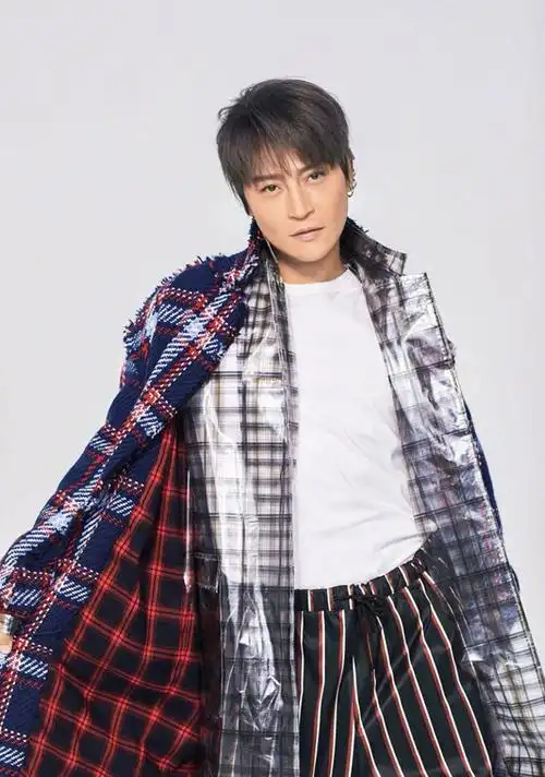 陈志朋不走寻常路一身黑打扮竟戴上粉色亮片口罩气质太独特