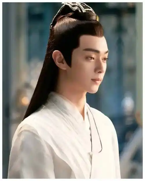 现代装扮能突显许凯的魅力还是古装扮相更为符合他的气质呢