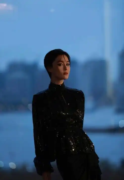 原创谁说短发造型不女人张馨予短发造型配长裙又帅又美太惹眼