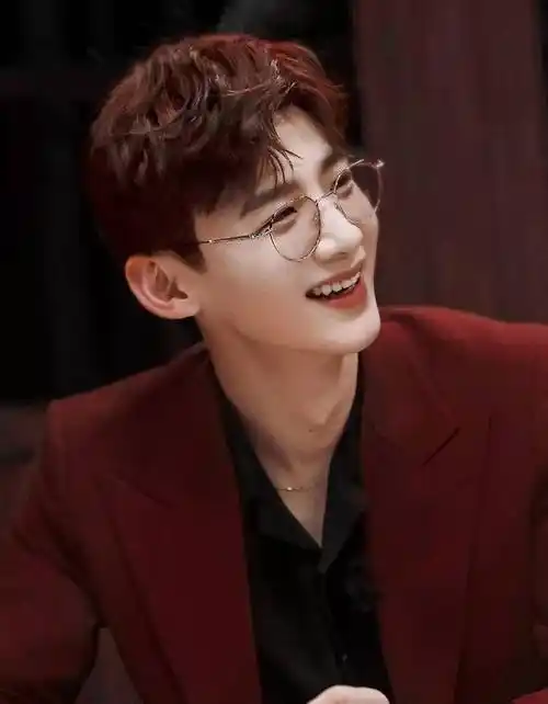 原创白敬亭因和匡威解约而误机网友很触动复古红西装眼镜太斯文