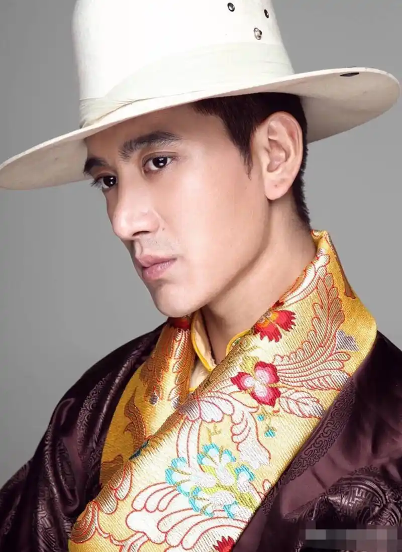 下图红圈中黑头发的就是他,而黄头发的是林狗尤其是王力宏和蒲巴甲