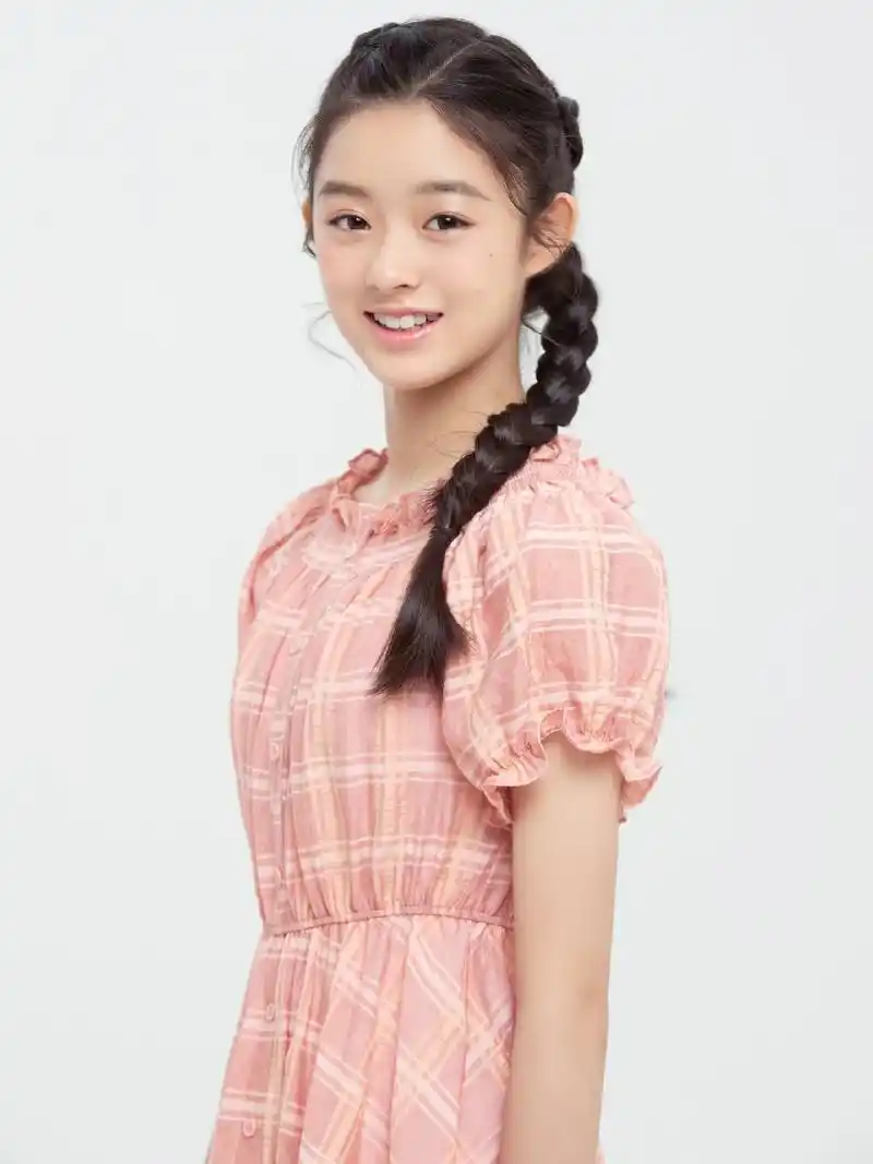 于正眼光太毒辣,15岁的小姑娘都不放过,甜美可爱,要大火?