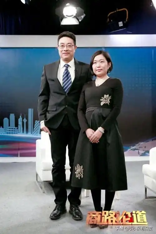 崔志刚与李梓萌合照惹争议法制新闻中的他看起来更加老成持重