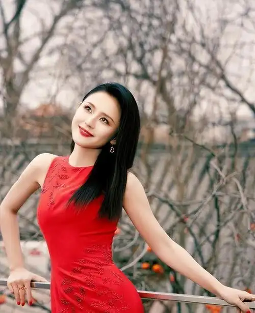 热依扎:可以批评我平胸没有腰,但不能阻止我穿衣少!