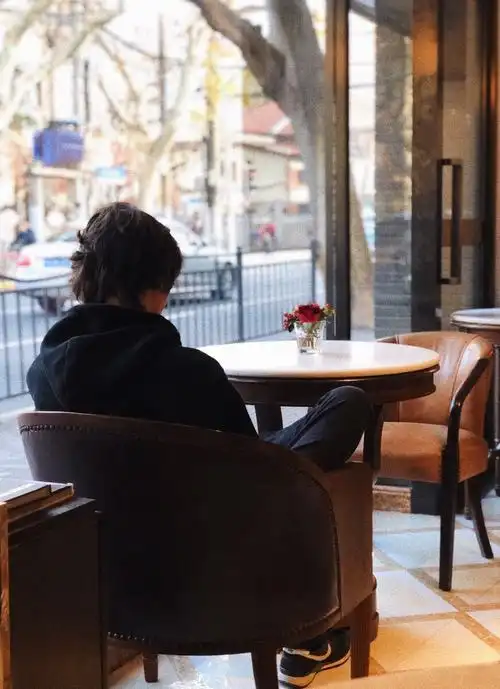 咖啡馆一个安静的背影 - 山中人兮芳杜若_ - 图虫