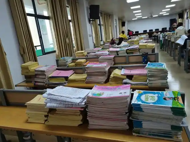 谁说老师的工作很轻松,看着这堆积如山的作业您还会这样认为.