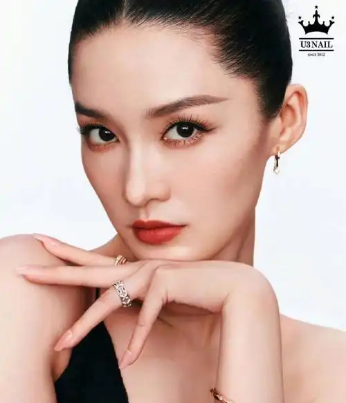 白鹿的樱桃红美甲,赵露思的珍珠粉美甲,李沁的气质裸色美甲,迪丽热巴