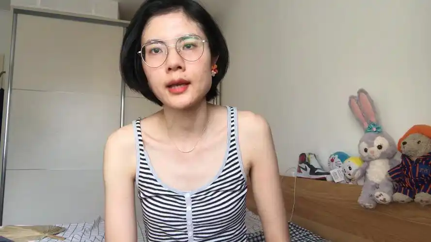 平胸女生的吊带合辑