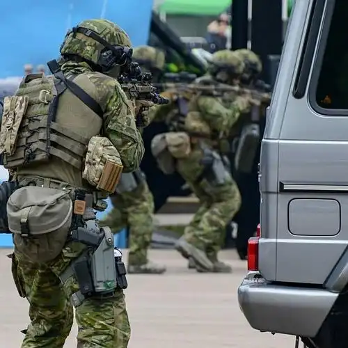香港飞虎队经典造型已成回忆他们如今已有翻天覆地的变化