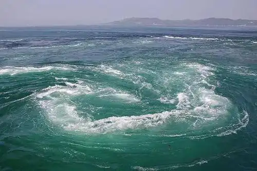 事实上,不止水流会形成漩涡,就连空气流动也会形成漩涡,只是气流碰撞