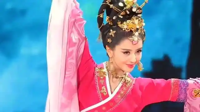 佟丽娅演绎貂蝉拜月一颦一笑展现国色天香