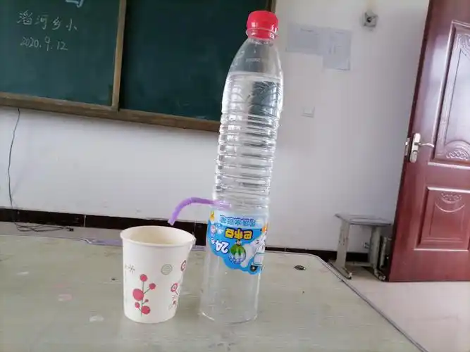 在老师的指导和同学们的不断尝试下,不少孩子做出了自制饮水机.