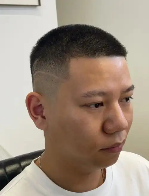 寸头爱好者春夏秋冬都剪寸头