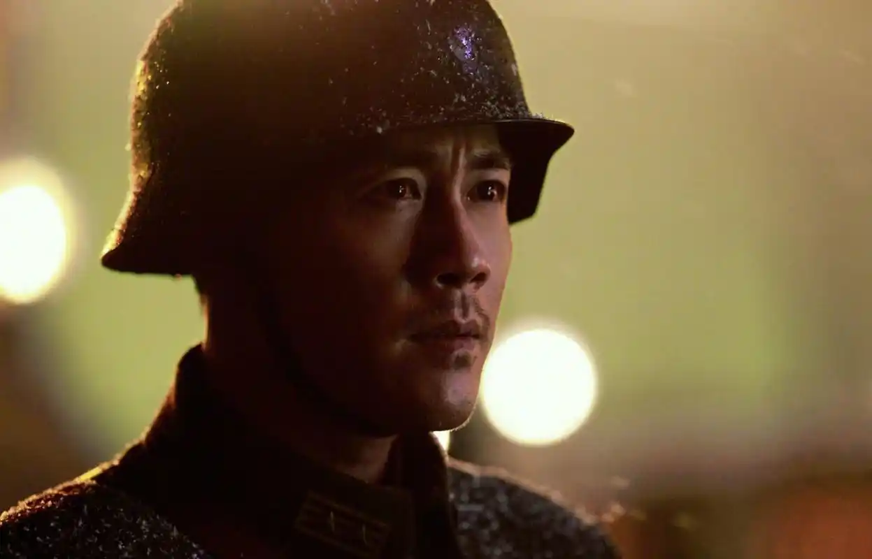 【淳属军装】@杜淳@杜淳 《八佰》谢团冲桥剧照[心] 是愤懑,是不甘