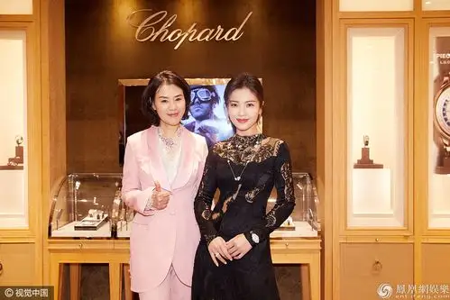 刘涛托腮甜笑温柔了时光 蕾丝裙完美勾勒优雅高贵女性魅-沃派博客-沃