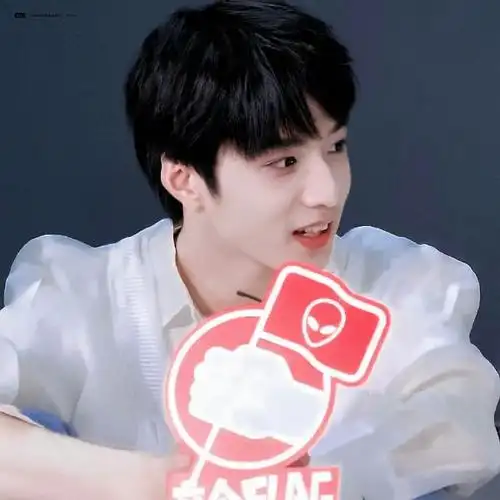 刘耀文怼脸比心大片##刘耀文 目光磁石