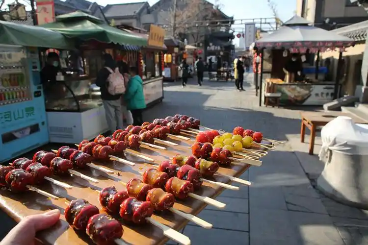 山东省日照市:冬天里的东夷小镇,冰糖葫芦,煎饼卷鱼特色美食诱人来