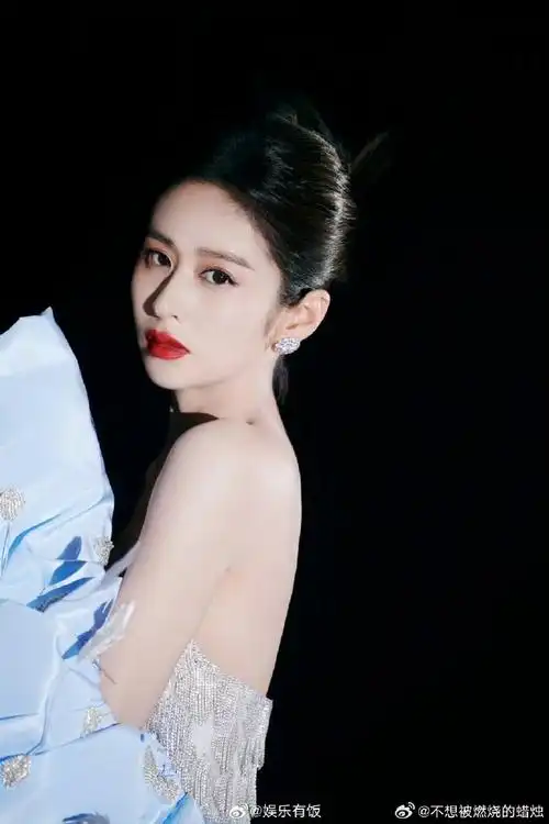 颖儿礼服20斤重