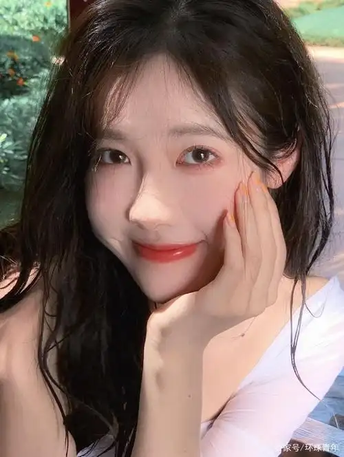 活泼可爱的女孩,笑容甜美!