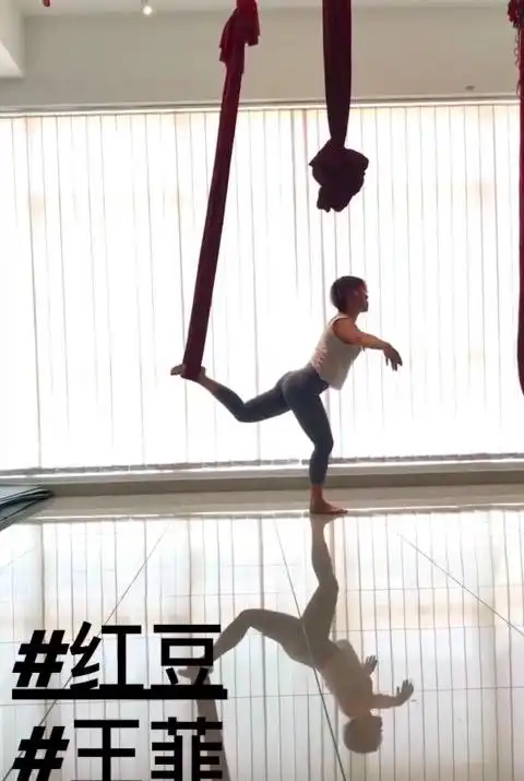 网传王菲高难度瑜伽照,49岁王菲身材曼妙,比张柏芝韧性还要好