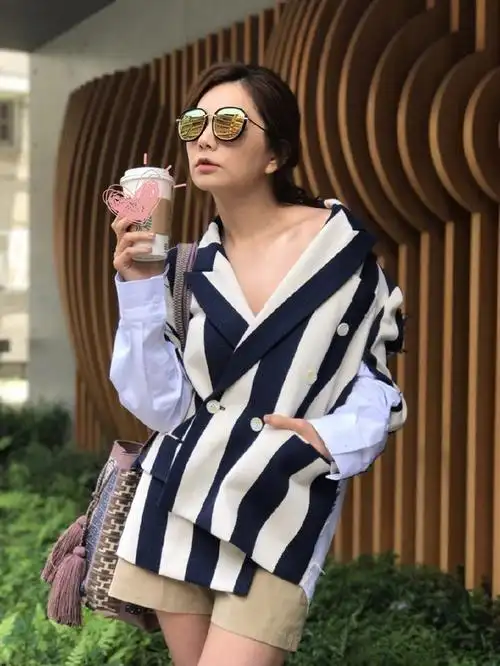 辣妈ella陈嘉桦,条纹衬衫小露香肩,宽松短裤一秀长腿,这样的时尚造型